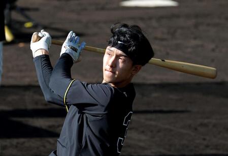 　バットを振り込む小幡（撮影・北村雅宏）