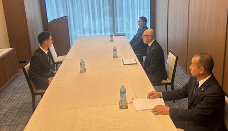 　仮契約に臨む早瀬（左）。（右奥から）東編成ディレクター、畑山統括スカウト、前田担当スカウト