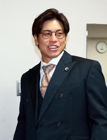 　会見を終え、会場を後にする梅野（撮影・山口登）