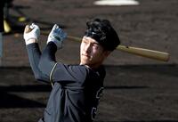 　バットを振り込む小幡（撮影・北村雅宏）