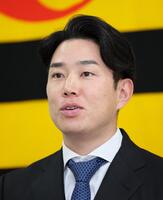 　契約を更改して会見に臨む糸原（撮影・立川洋一郎）