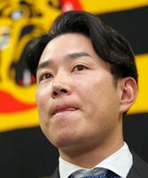 　契約を更改して会見に臨む糸原（撮影・立川洋一郎）