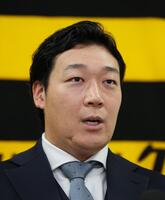 　契約を更改し会見する大山（撮影・立川洋一郎）