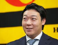 　契約を更改し会見する大山（撮影・立川洋一郎）