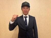 　仮契約を終えた山崎（球団提供）