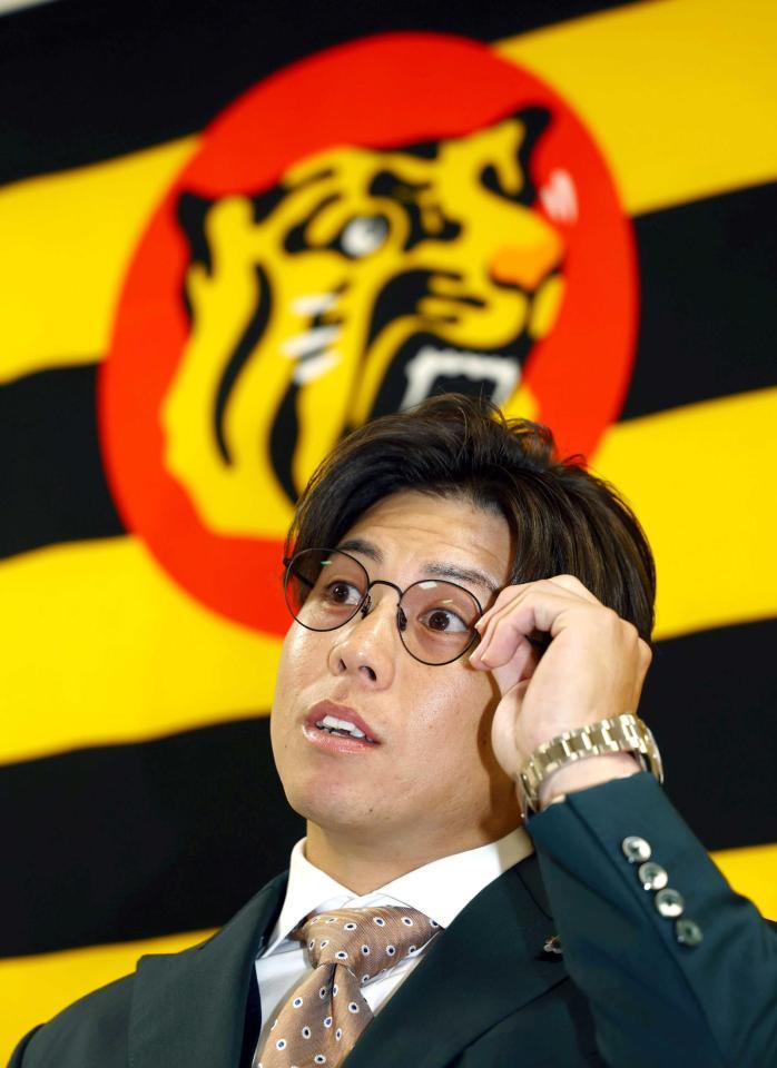 　契約を更改し会見する梅野（撮影・山口登）