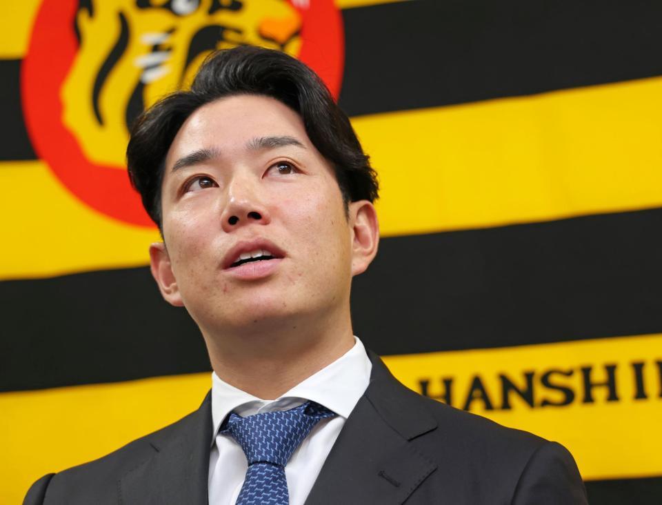 　契約を更改して会見に臨む糸原（撮影・立川洋一郎）