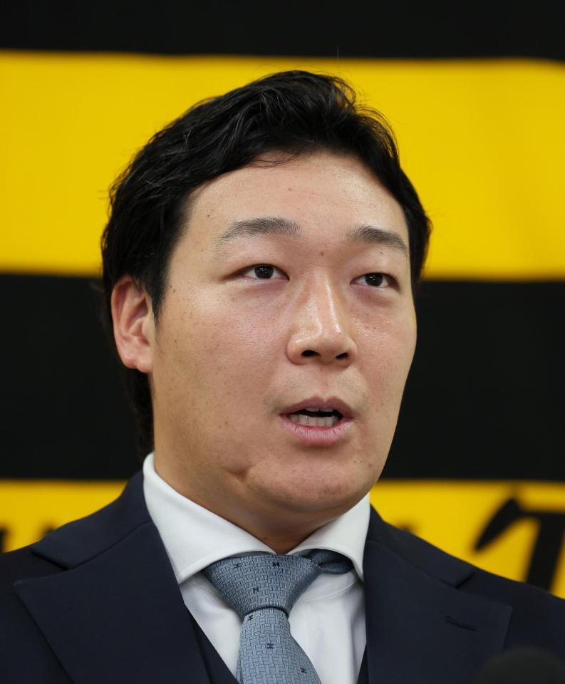 　契約を更改し会見する大山（撮影・立川洋一郎）