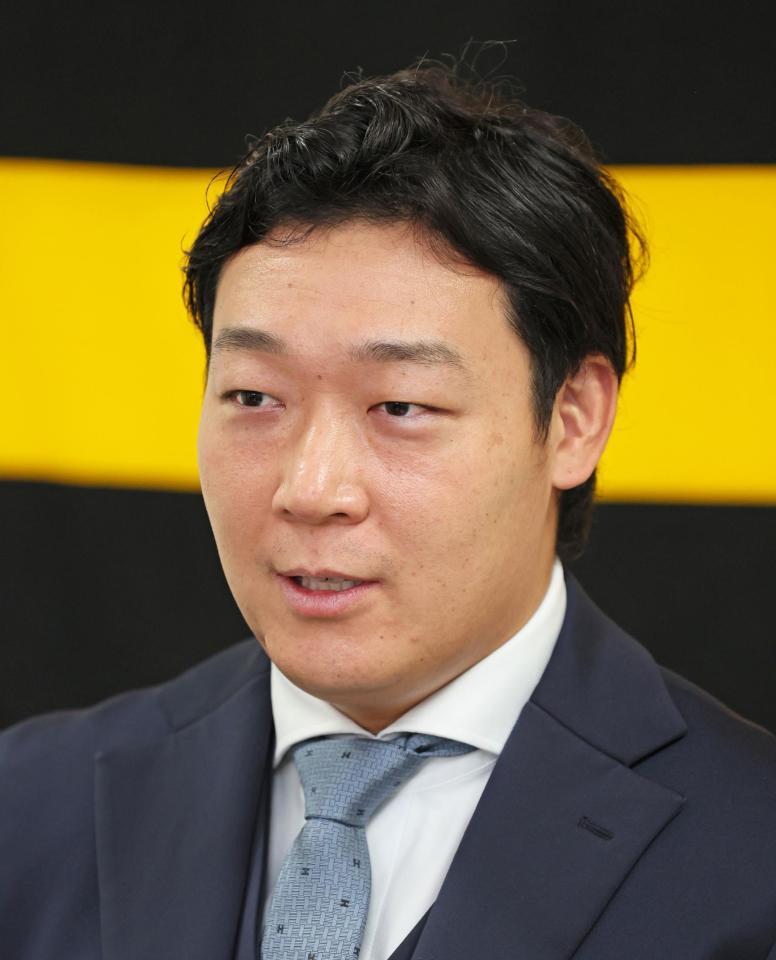 　契約を更改し会見する大山（撮影・立川洋一郎）