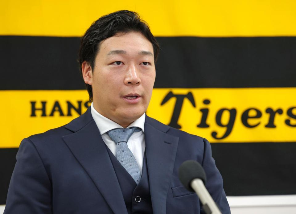 　契約更改を終え会見に臨む大山（撮影・立川洋一郎）