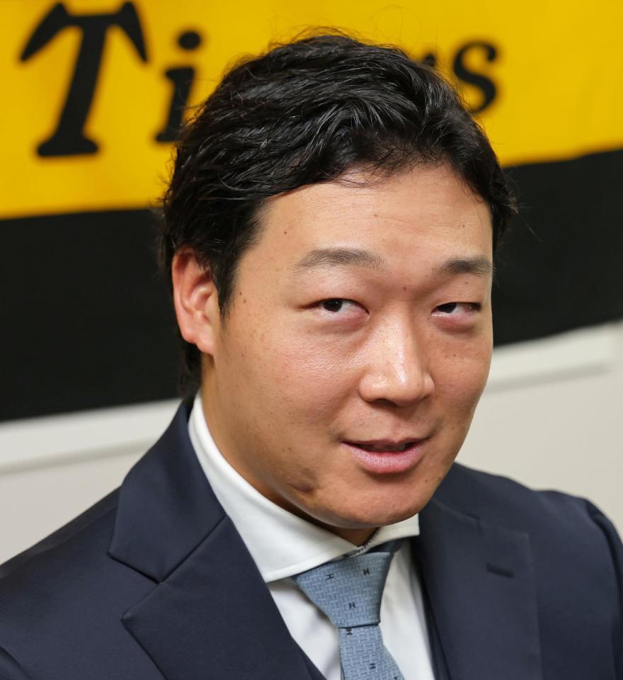 　契約更改を終えて取材に応じる大山（撮影・立川洋一郎）