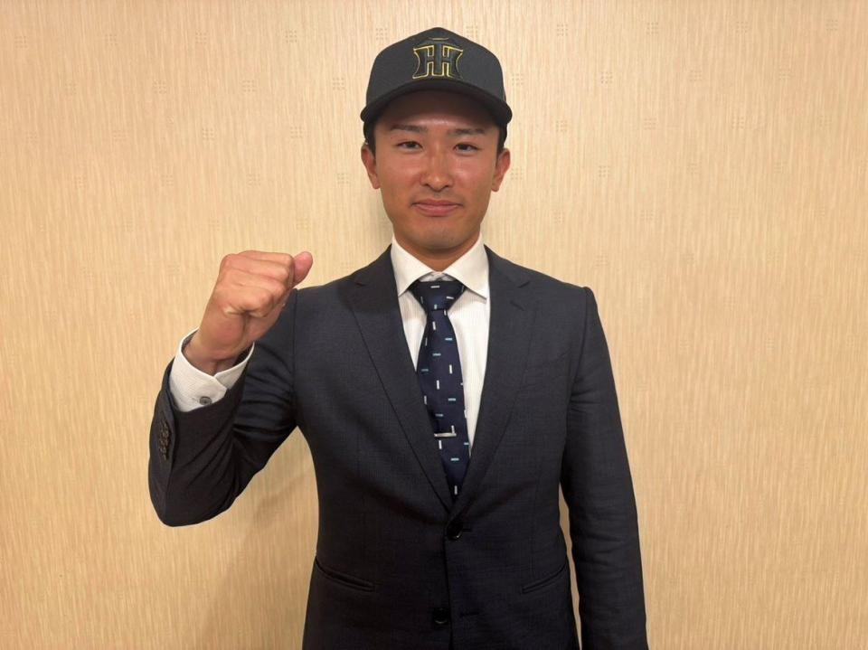 　仮契約を終えた山崎（球団提供）