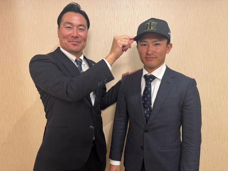 　仮契約を終えた筒井担当スカウト（左）山崎（右）（球団提供）