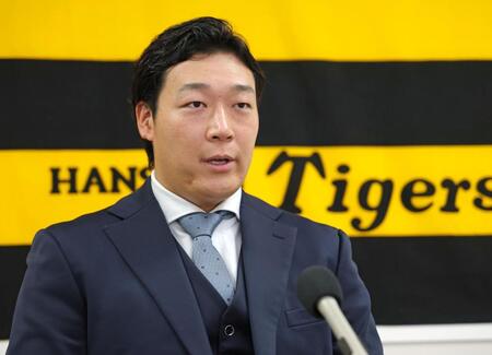 　契約更改を終え会見に臨む大山（撮影・立川洋一郎）