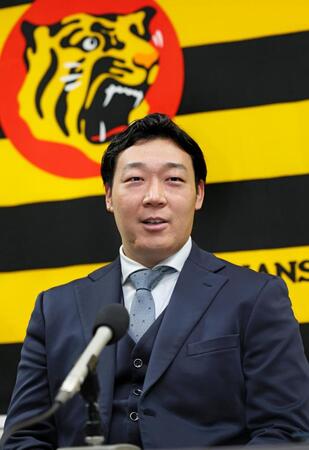 　契約を更改し会見する大山（撮影・立川洋一郎）