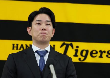 　契約を更改して会見に臨む糸原（撮影・立川洋一郎）