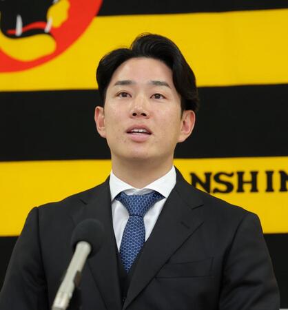 　契約を更改して会見に臨む糸原（撮影・立川洋一郎）