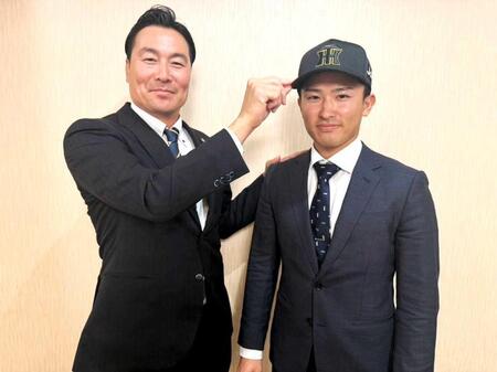 　仮契約を終えた山崎（右）と筒井担当スカウト（球団提供）