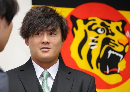 　契約更改を終えて取材に応じる前川（撮影・立川洋一郎）