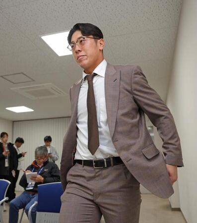 　契約更改後、会見へ向かう豊田（撮影・立川洋一郎）