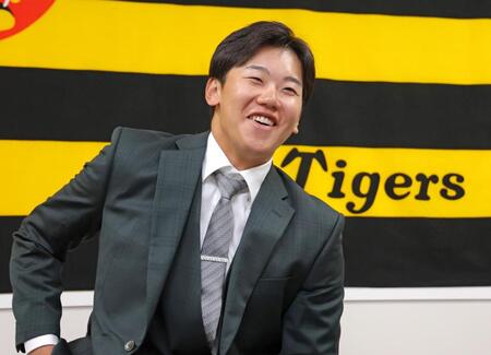 　契約更改後、取材に応じる門別（撮影・立川洋一郎）