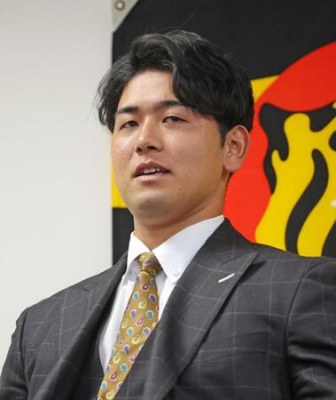 　契約を更改し取材に応じる岡留（撮影・立川洋一郎）