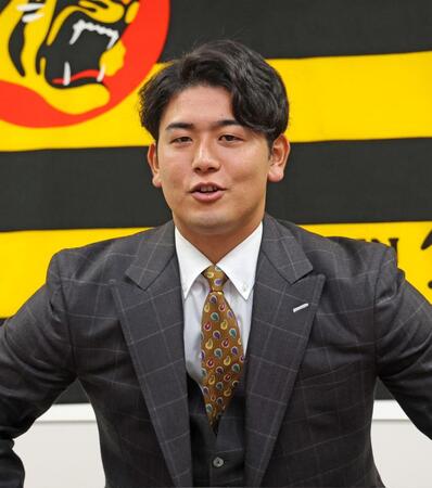 　契約を更改し会見する岡留（撮影・立川洋一郎）