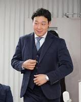 　契約を更改して会見へ向かう大山（撮影・立川洋一郎）