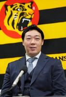 　契約を更改し会見する大山（撮影・立川洋一郎）