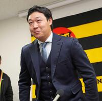 阪神、岡田監督の通算700勝記念グッズを発売 直筆サイン入り記念