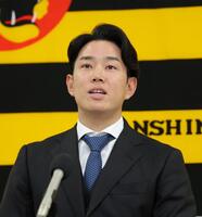 　契約を更改して会見に臨む糸原（撮影・立川洋一郎）