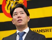 　契約を更改して会見に臨む糸原（撮影・立川洋一郎）