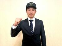 　仮契約を終えた山崎（球団提供）