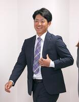 　契約更改後の取材を終えて引き揚げる中川（撮影・立川洋一郎）