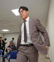 　契約更改後、会見へ向かう豊田（撮影・立川洋一郎）