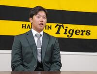 　契約を更改し会見に臨む門別（撮影・立川洋一郎）