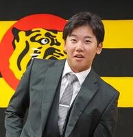 　契約更改後の取材に応じる門別（撮影・立川洋一郎）