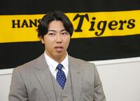 　契約を更改し取材に応じる工藤（撮影・立川洋一郎）