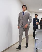 　契約更改後の会見を終えて退出する工藤（撮影・立川洋一郎）