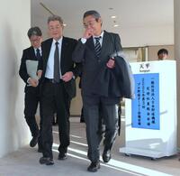 　オーナー会議を終え、引き揚げる阪神・秦雅夫オーナー（中央）＝撮影・伊藤笙子