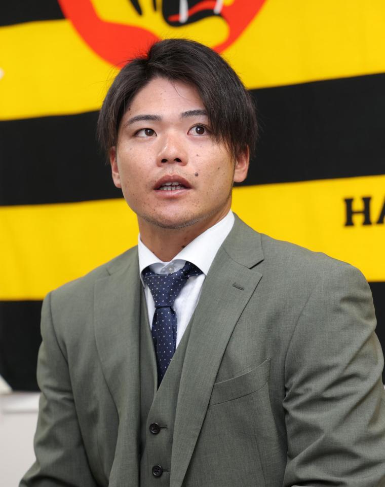 　契約を更改し取材に応じる小野寺（撮影・立川洋一郎）