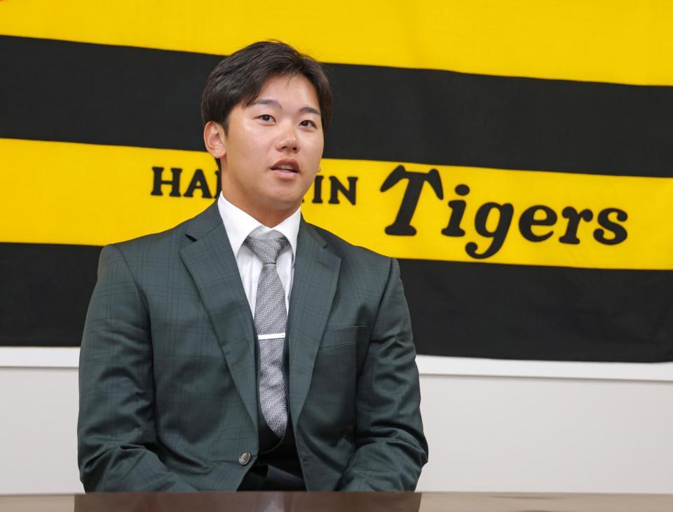 　契約を更改し会見に臨む門別（撮影・立川洋一郎）