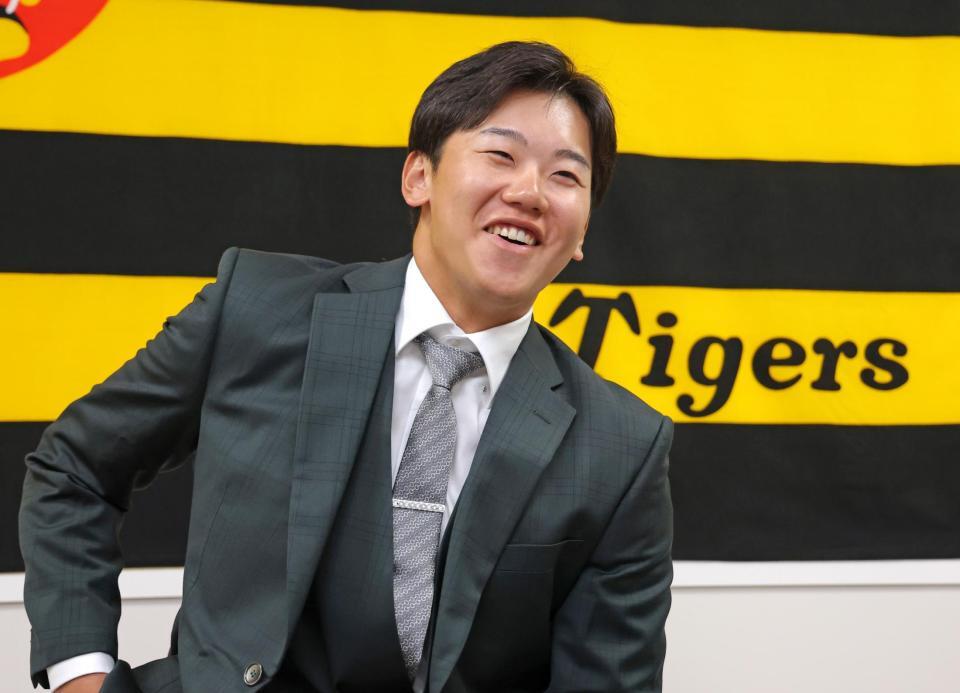 　契約更改後、取材に応じる門別（撮影・立川洋一郎）