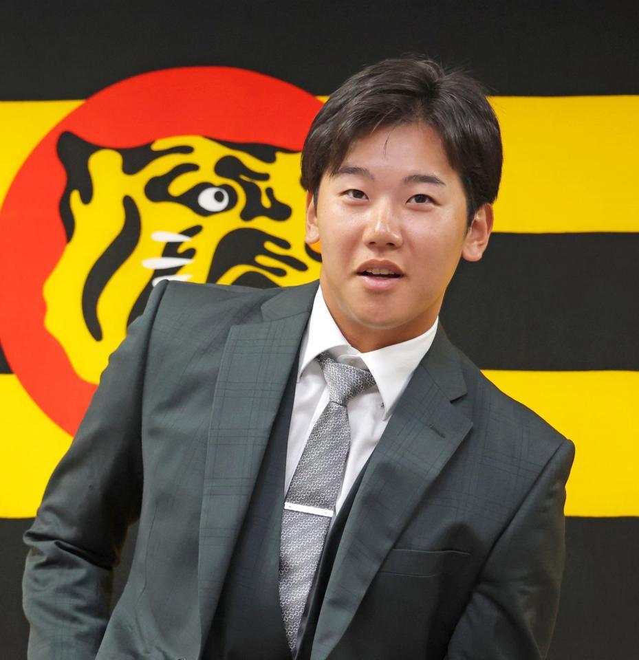 　契約更改後の取材に応じる門別（撮影・立川洋一郎）