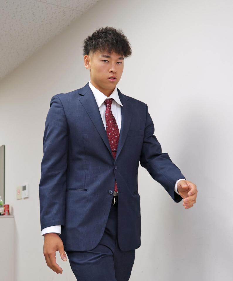 　契約更改を終えて会見へ向かう早川（撮影・立川洋一郎）