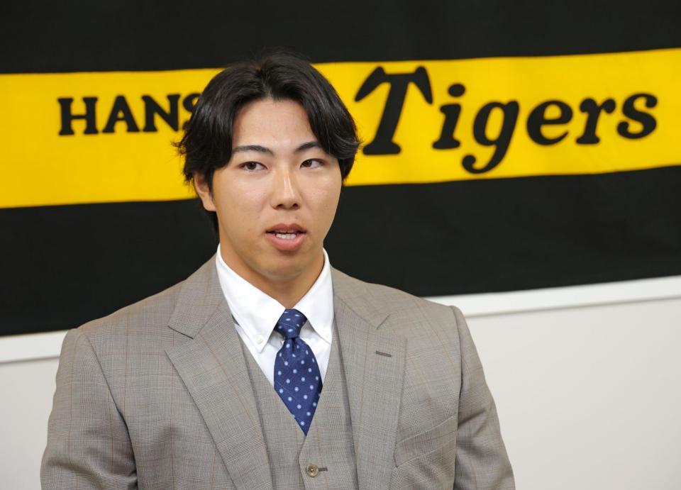 　契約を更改し取材に応じる工藤（撮影・立川洋一郎）