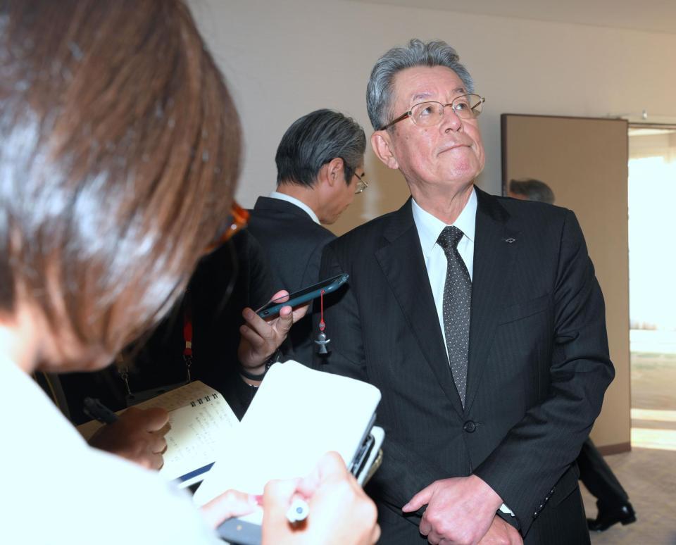 　オーナー会議を終え、囲み取材に応じる阪神・秦雅夫オーナー（撮影・伊藤笙子）