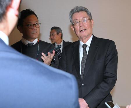 　オーナー会議を終え、囲み取材に応じる阪神・秦雅夫オーナー（撮影・伊藤笙子）