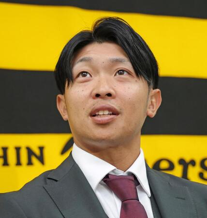 　契約を更改し取材に応じる島田（撮影・立川洋一郎）