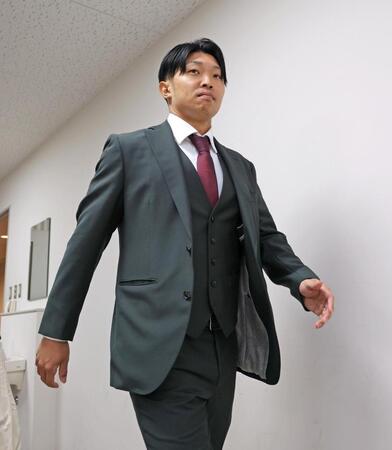 　契約更改を終えて会見へ向かう島田（撮影・立川洋一郎）